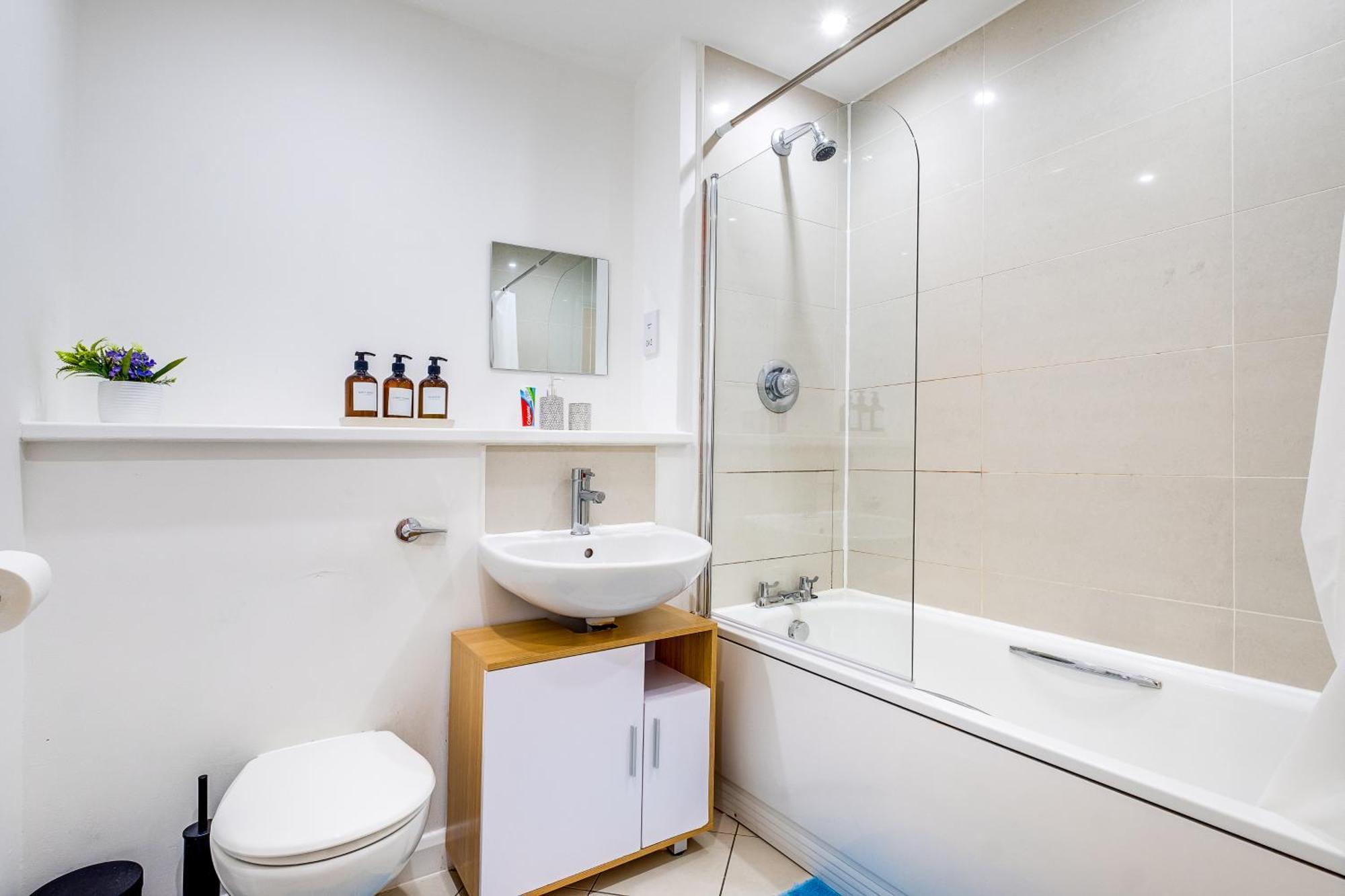 Central Suite Near Mailbox, King Bed, Ping Pong, Netflix, Sleeps 4 Birmingham Bagian luar foto
